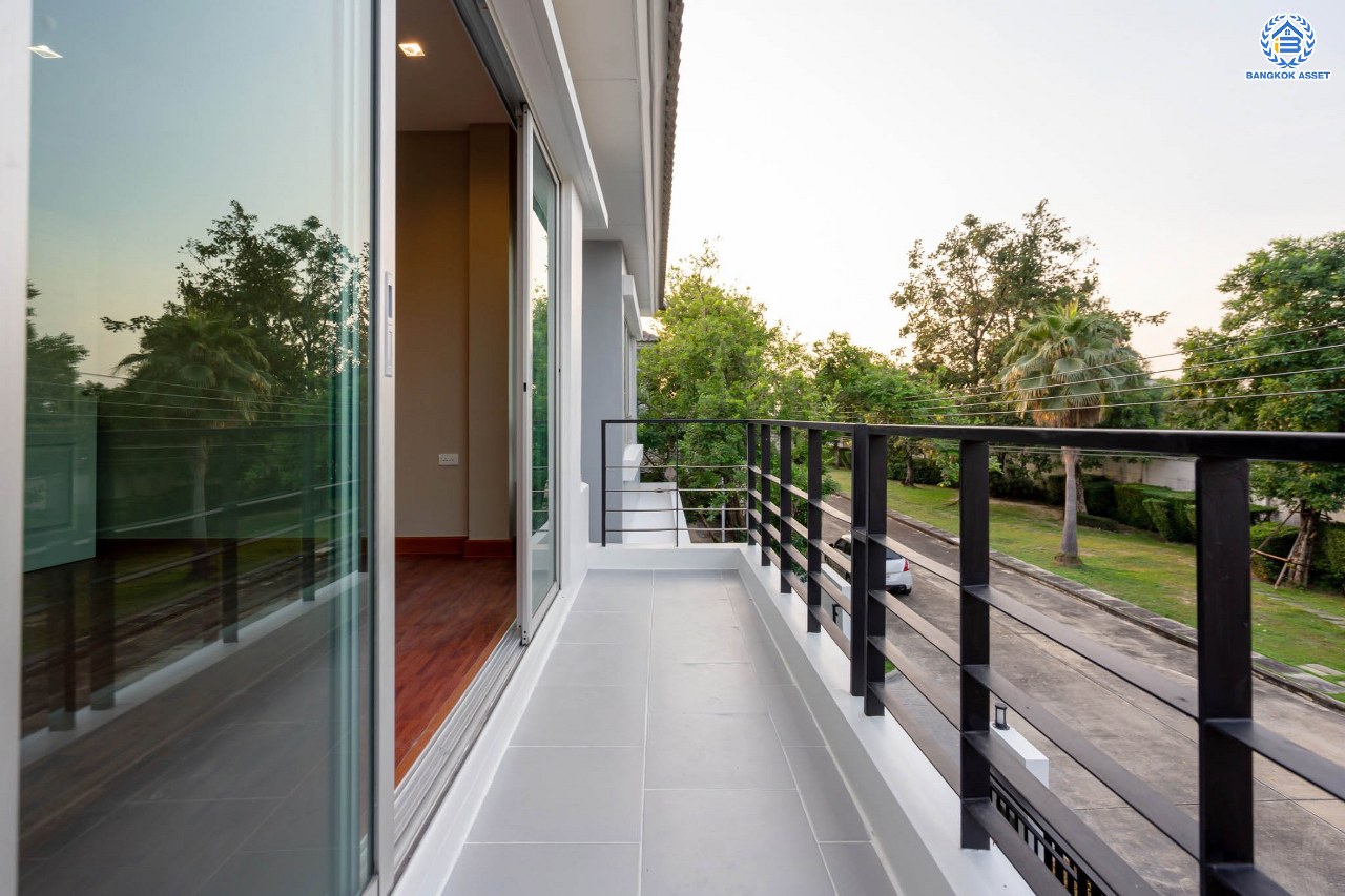 บ้านมือสองตกแต่งใหม่ โครงการ ไลฟ์บางกอกบูเลอวาร์ด ราชพฤกษ์-รัตนาธิเบศร์ เนื้อที่ 63 ตร.ว. ดีไซน์ตอบทุกไลฟ์สไตล์ ฟังก์ชัน 3 ห้องนอน 5 ห้องน้ำ 1 ห้องแม่บ้าน จอดรถได้ 2 คัน บนทำเลติดถนนราชพฤกษ์ ใกล้โรงเรียนเด่นหล้า  ห้าง Robinson Lifestyle Ratchaphruek เชื่อมต่อทุกเส้นทาง ใกล้รถไฟฟ้าสายสีชมพู "สถานีปากเกร็ด" และจุดขึ้นทางด่วน "ศรีรัช"